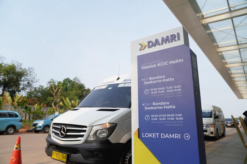 Masyarakat bisa menaiki DAMRI menuju Stasiun Kereta Cepat Halim